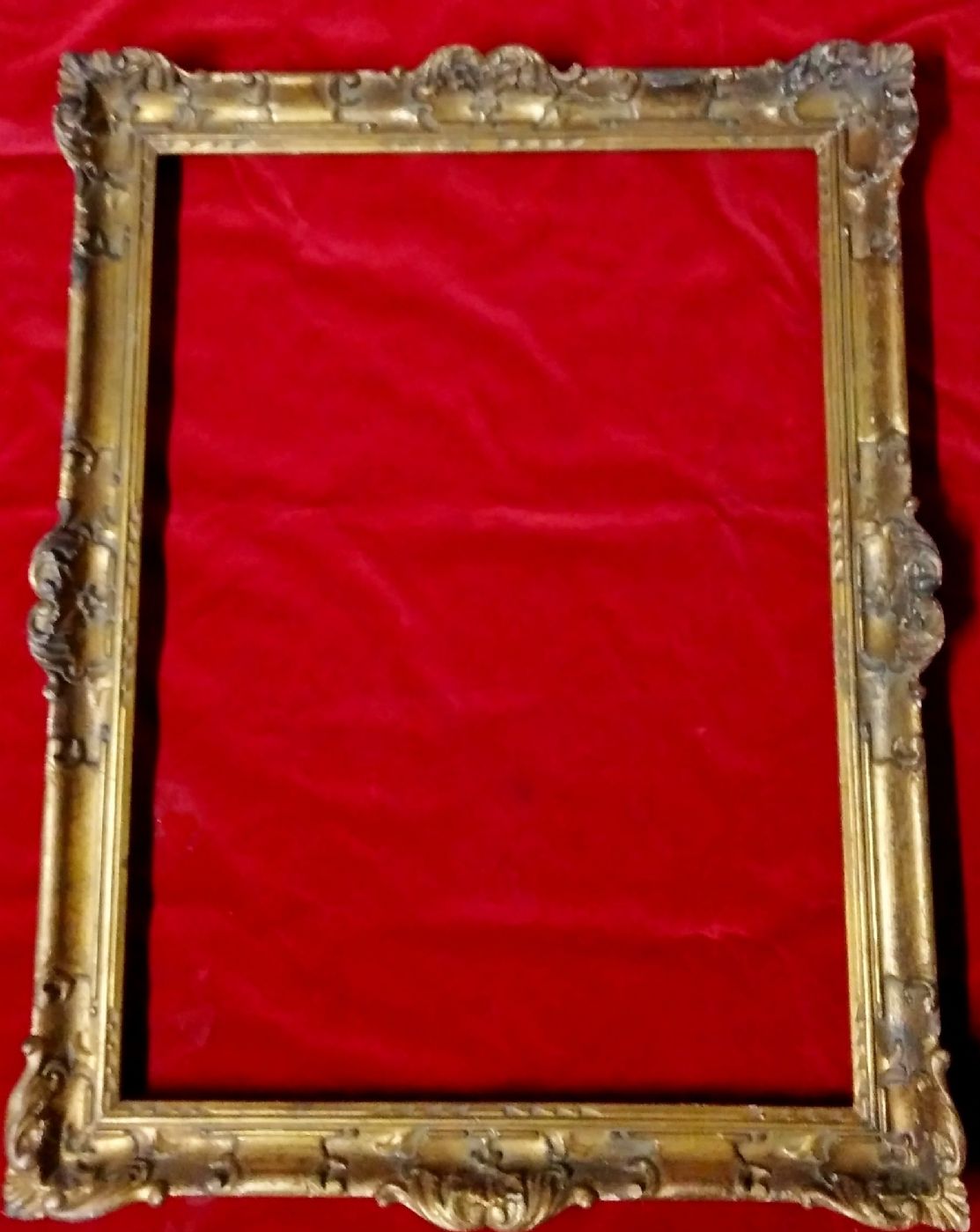 cornice in legno intagliato e dorato con angoli e centri I° XX° sec. luce cm. 54 x 72 est. cm.66 x 88